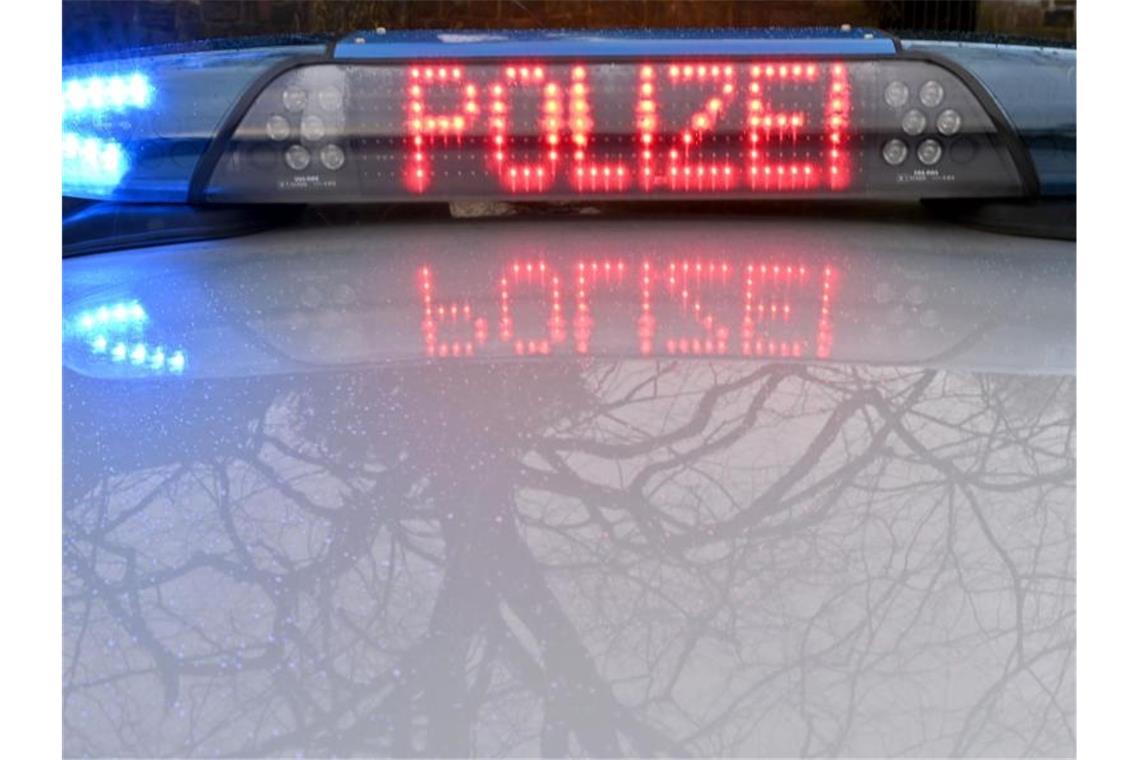 Fünf Rinder entlaufen im Hochschwarzwald Die Leuchtschrift „Polizei“ ist auf dem Dach eines Streifenwagens der Polizei zu sehen. Foto: Carsten Rehder/dpa/Archivbild