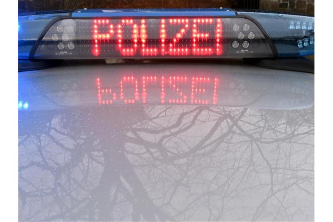Die Leuchtschrift „Polizei“ ist auf dem Dach eines Streifenwagens der Polizei zu sehen. Foto: Carsten Rehder/dpa/Archivbild