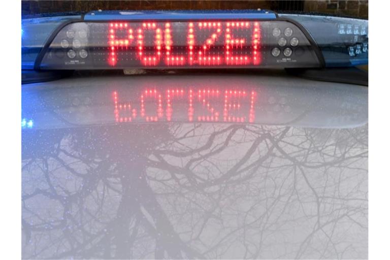 Die Leuchtschrift „Polizei“ ist auf dem Dach eines Streifenwagens der Polizei zu sehen. Foto: Carsten Rehder/dpa/Archivbild