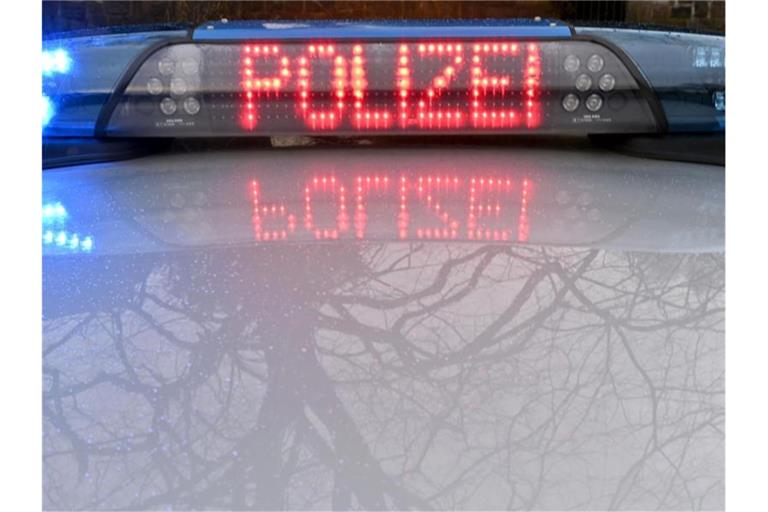 Die Leuchtschrift „Polizei“ ist auf dem Dach eines Streifenwagens der Polizei zu sehen. Foto: Carsten Rehder/dpa/Archivbild