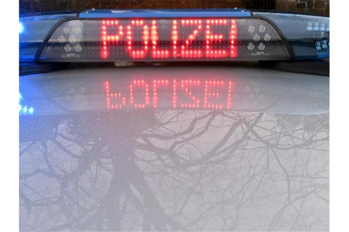 Die Leuchtschrift „Polizei“ ist auf dem Dach eines Streifenwagens der Polizei zu sehen. Foto: Carsten Rehder/dpa