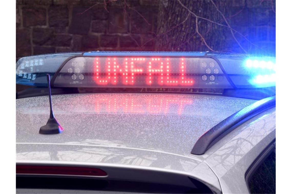 78-Jähriger stirbt nach missglücktem Überholmanöver Die Leuchtschrift „Unfall“ auf dem Dach eines Polizeiwagens. Foto: Carsten Rehder/dpa/Symbolbild