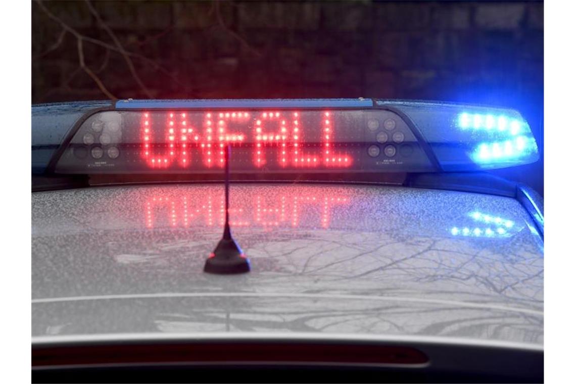 Unfall nach Reifenplatzer auf Autobahn 81: Sechs Verletzte Die Leuchtschrift „Unfall“ ist auf dem Dach eines Streifenwagens zu sehen. Foto: Carsten Rehder/dpa/Symbol