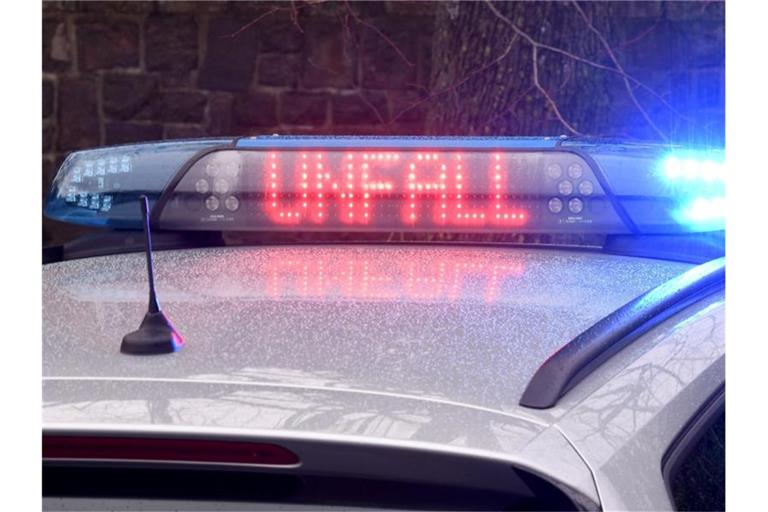 Die Leuchtschrift „Unfall“ ist auf dem Dach eines Streifenwagens der Polizei zu sehen. Foto: Carsten Rehder/dpa/Archivbild