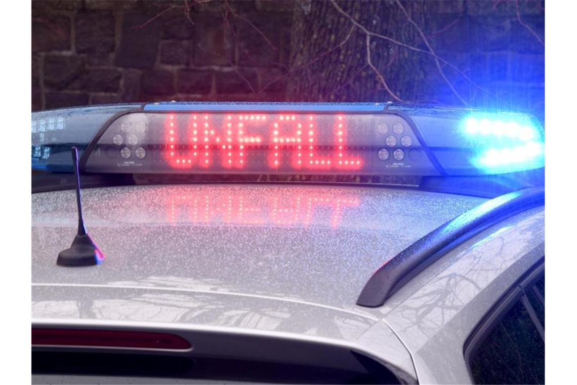 3,5 Promille: Betrunkener verliert Kontrolle über Auto Die Leuchtschrift „Unfall“ ist auf dem Dach eines Polizeiwagens zu sehen. Foto: Carsten Rehder/dpa/Symbolbild