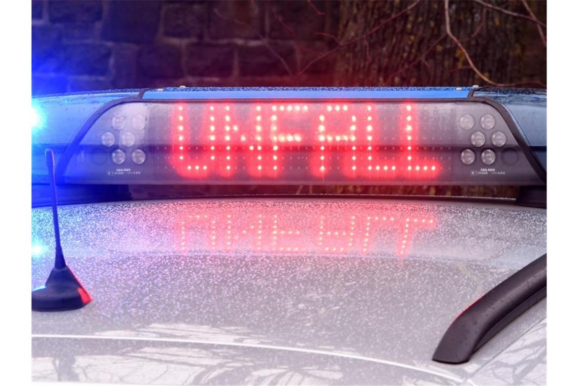 Zusammenstoß mit Auto: Rollerfahrer schwer verletzt Die Leuchtschrift „Unfall“ ist auf dem Dach eines Streifenwagens der Polizei zu sehen. Foto: Carsten Rehder/dpa/Archivbild