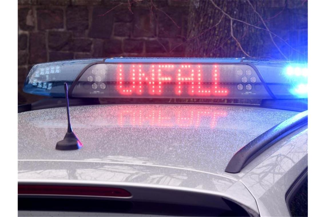 Unfall auf der A 6 nahe Sinsheim: Zwei Fahrstreifen gesperrt Die Leuchtschrift „Unfall“ ist auf dem Dach eines Streifenwagens der Polizei zu sehen. Foto: Carsten Rehder/dpa/Archivbild
