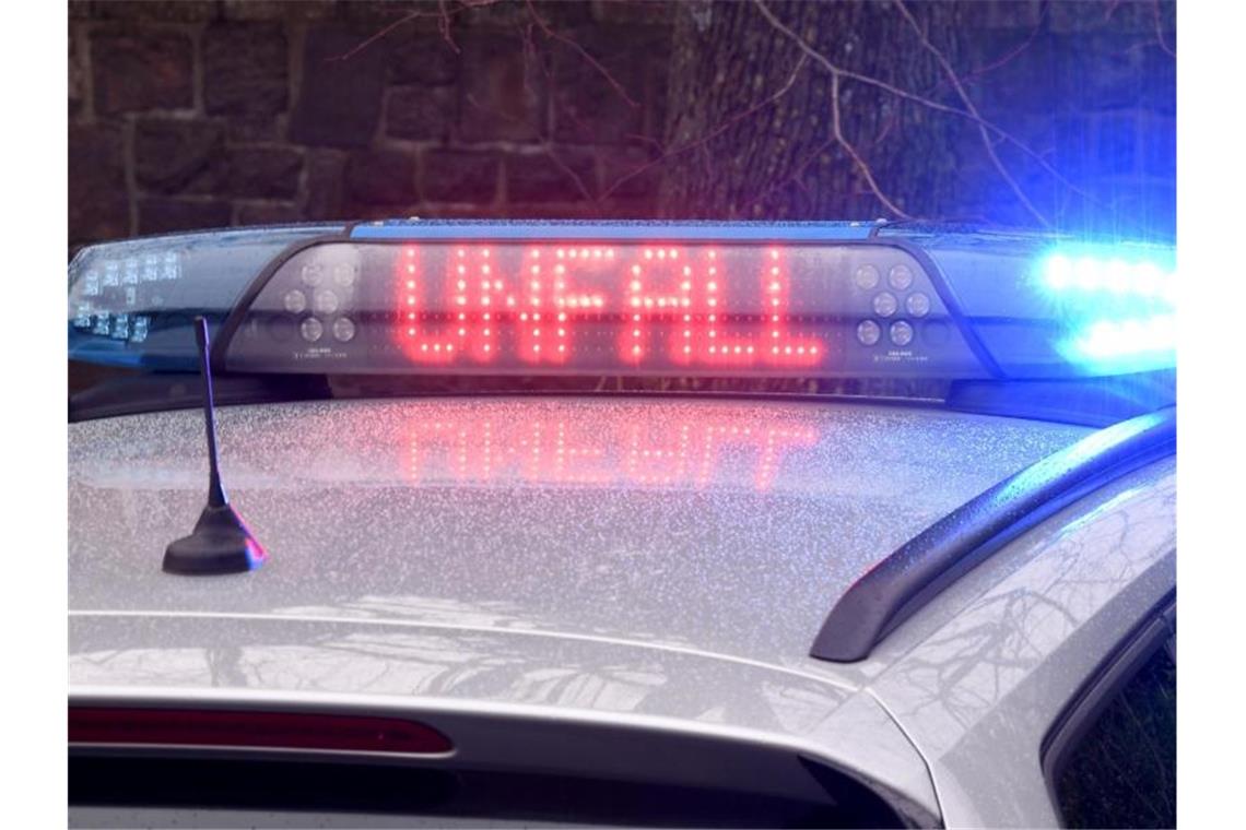 Die Leuchtschrift „Unfall“ ist auf einem Polizeiautodach zu sehen. Foto: Carsten Rehder/dpa/Symbolbild