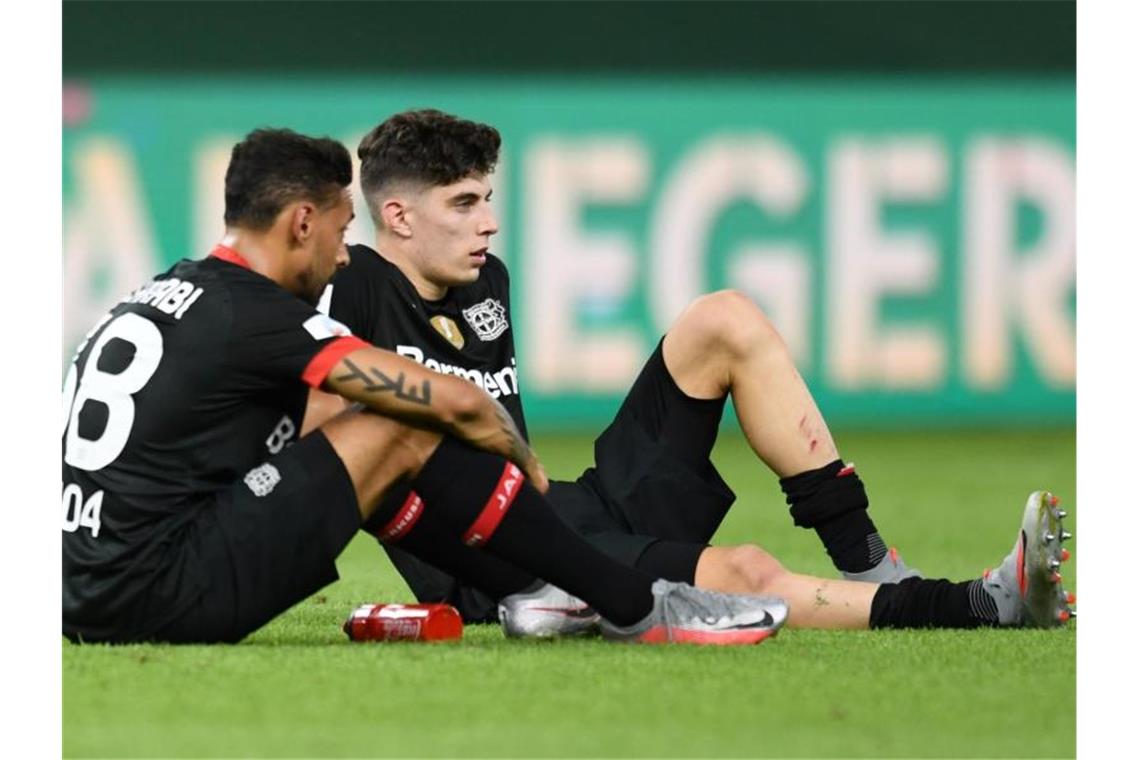 Die Leverkusener Kai Havertz (r) und Karim Bellarabi waren nach dem verlorenen Pokal-Finale frustriert. Foto: Annegret Hilse/Reuters/POOL/dpa