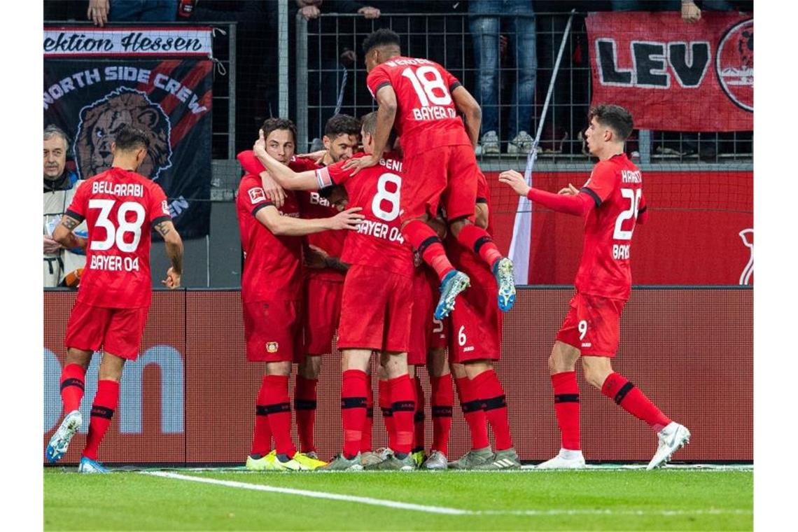 Die Leverkusener Mannschaft feiert den Treffer zum 1:0 gegen den FC Schalke 04. Foto: Guido Kirchner