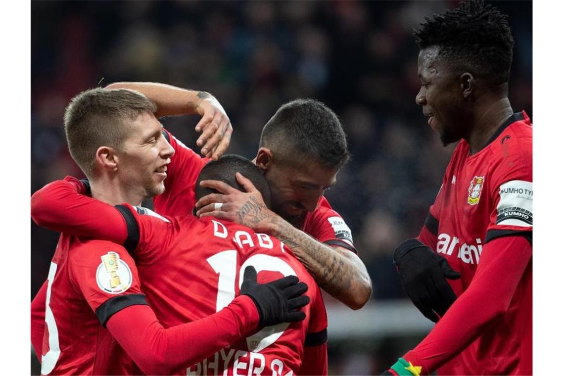 Die Leverkusener Mitchell Weiser (l-r), Moussa Diaby, Kerem Demirbay und Edmond Tapsoba feiern das 3:1 gegen Union Berlin. Foto: Federico Gambarini/dpa