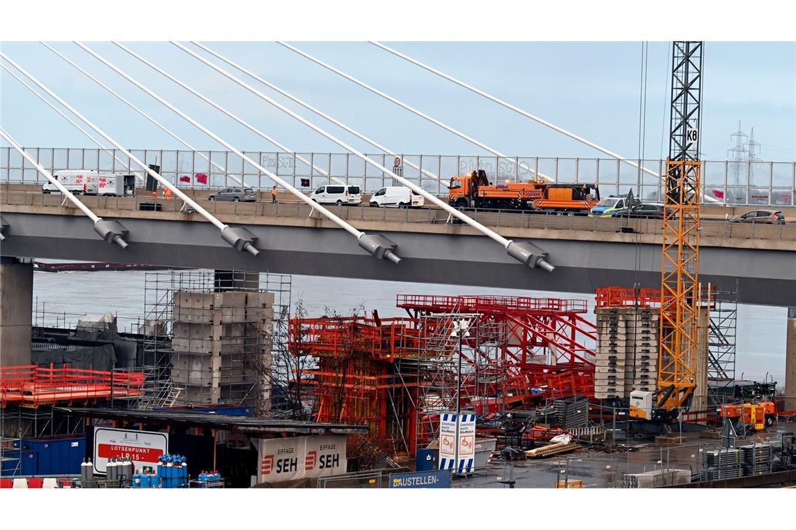Die Leverkusener Rheinbrücke war stundenlang wegen herabfallender Eisstücke gesperrt.