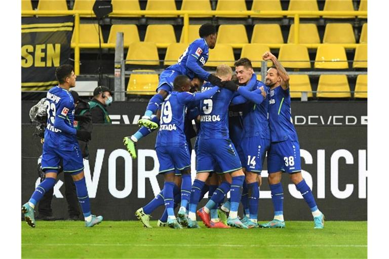 Die Leverkusener Spieler freuen sich über das zwischenzeitliche 3:1. Foto: Bernd Thissen/dpa