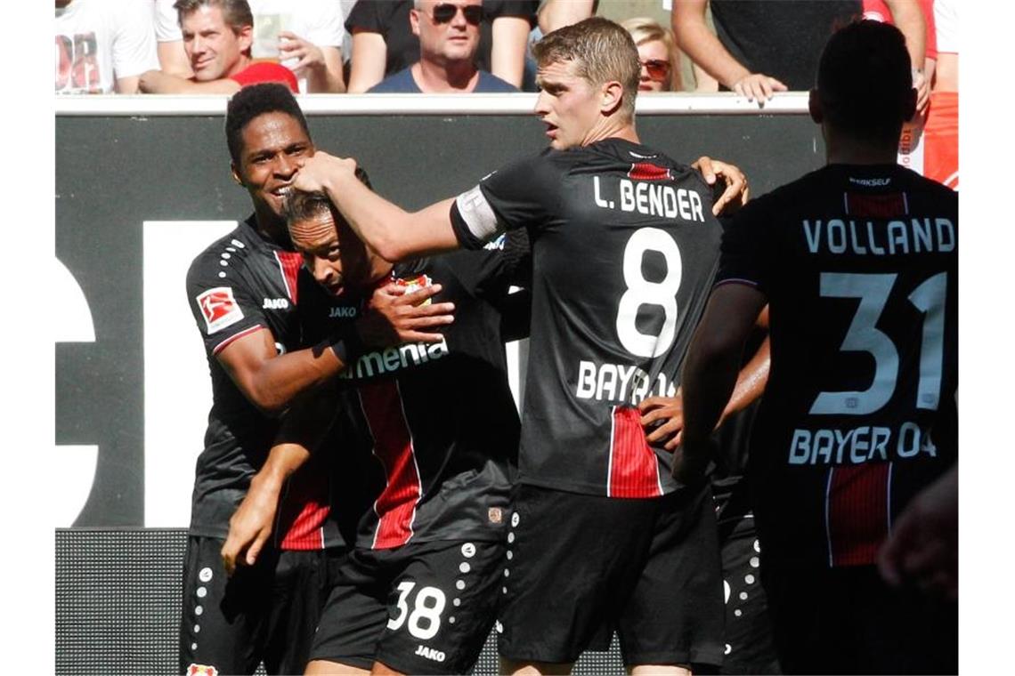 Die Leverkusener Spieler freuen sich über den Sieg gegen Fortuna Düsseldorf. Foto: Roland Weihrauch