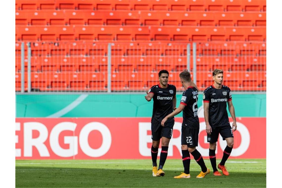 Hoffenheim zittert, Freiburg müht sich, Leverkusen souverän Die Leverkusener um Doppelpacker Nadiem Amiri (l) hatten gegen Norderstedt keine Probleme. Foto: Rolf Vennenbernd/dpa