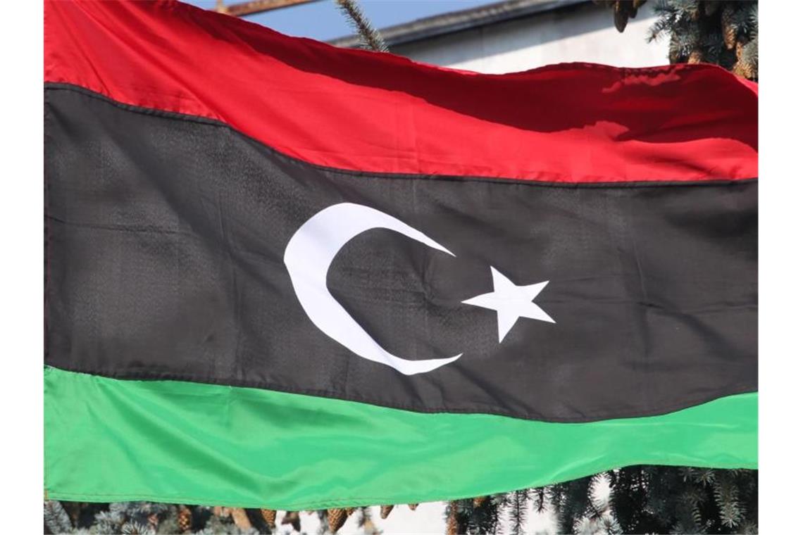 Sechs in Libyen festgehaltene Türken wieder frei Die libysche Flagge. Foto: Sergei Ilnitsky/epa