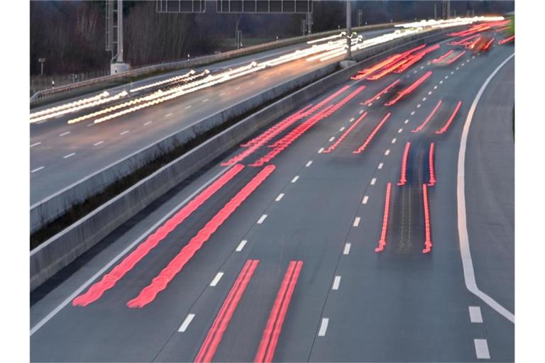Die Lichter der Autos sind auf der Autobahn A7 in Richtung Norden zu sehen. Foto: Carsten Rehder/dpa