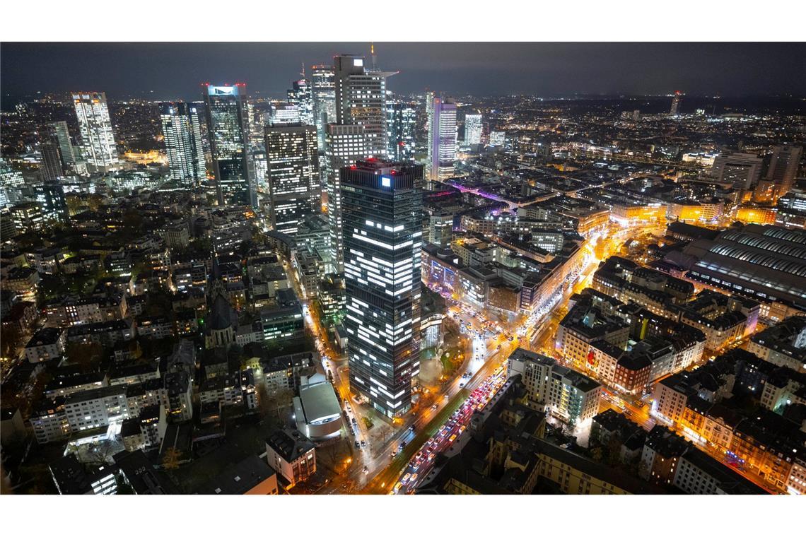 Die Lichter der Straßen und Büros erleuchten die Innenstadt von Frankfurt am Main.