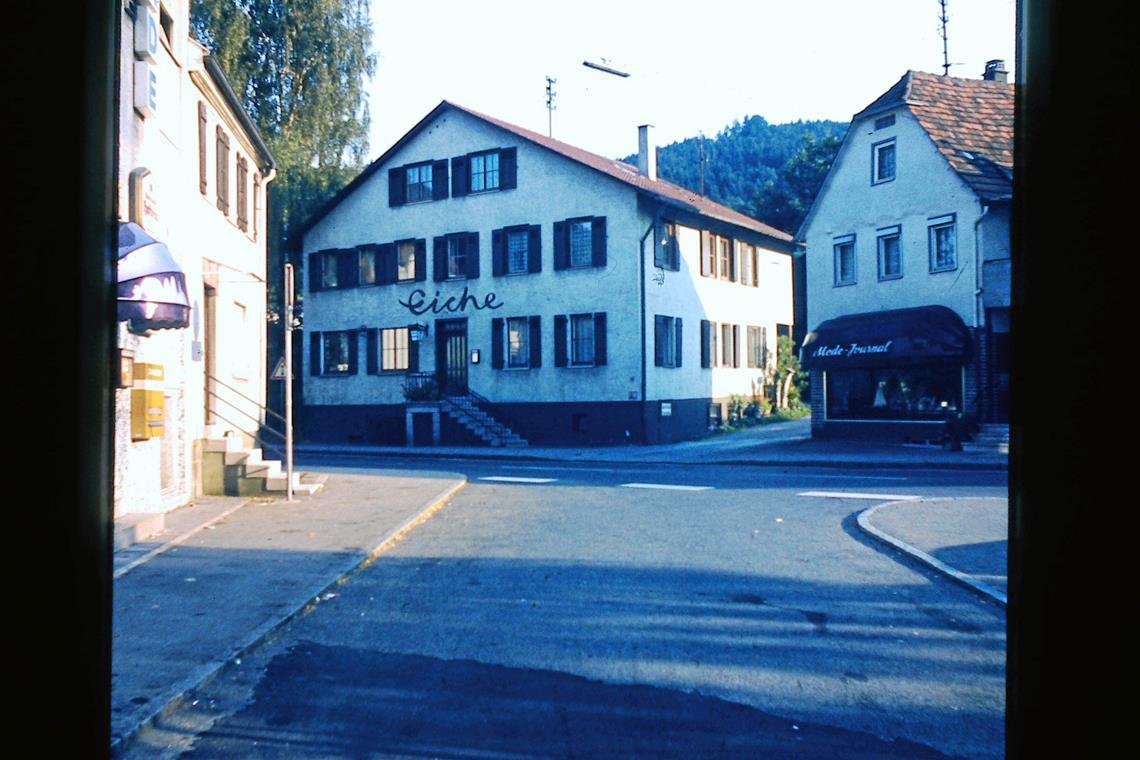 Die Linde (links), früher Kneipe und Disco, lag gegenüber der Eiche, in der es früher noch selbst gemachten Birnen- und Apfelmost gab. Foto: MZ-Archiv