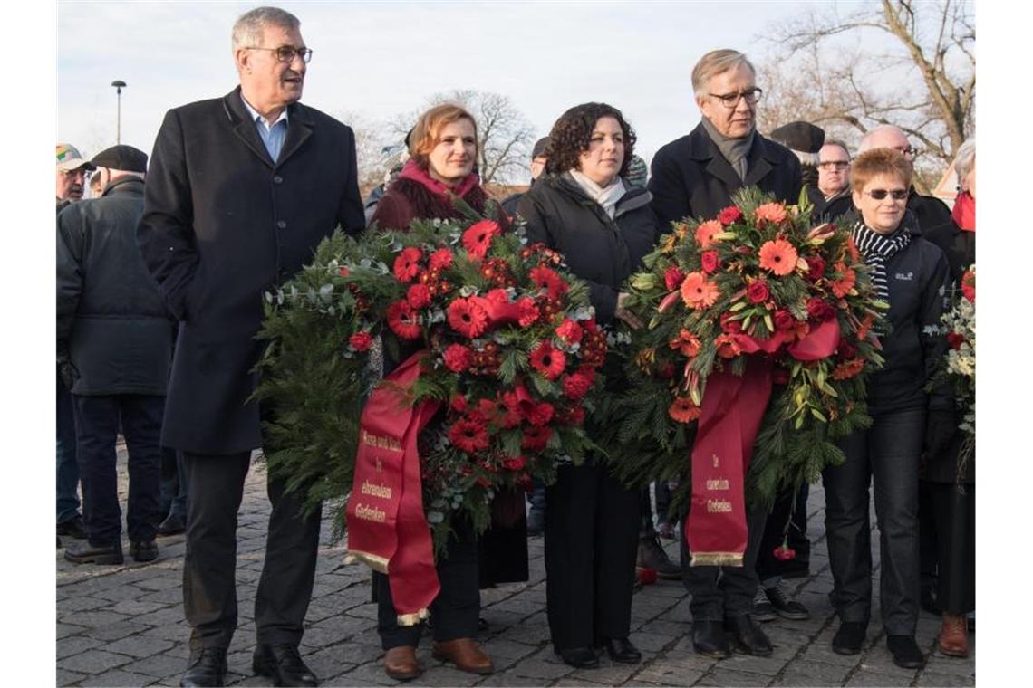 Die Linke-Bundesvorsitzenden Bernd Riexinger (l-r) und Katja Kipping sowie die Fraktionschefs Amira Mohamed Ali und Dietmar Bartsch auf der Gedenkstätte der Sozialisten in Berlin-Friedrichsfelde. Foto: Jörg Carstensen/dpa