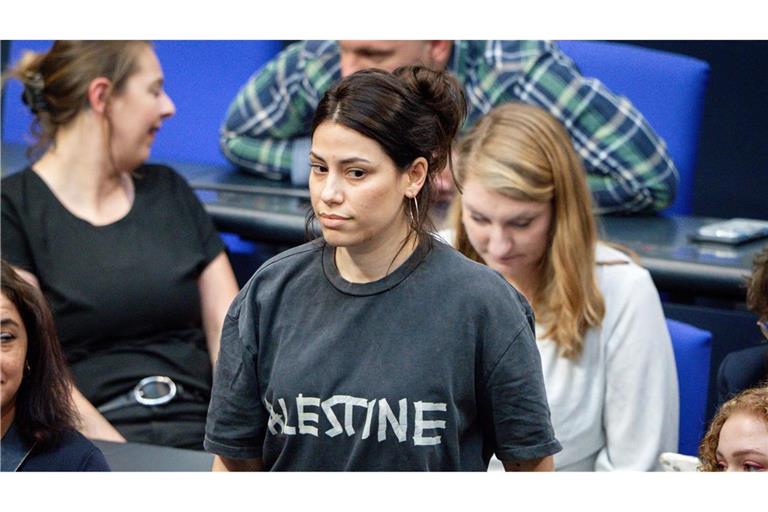 Die Linken-Abgeordnete Cansin Köktürk trug ein „Palestine“-T-Shirt.