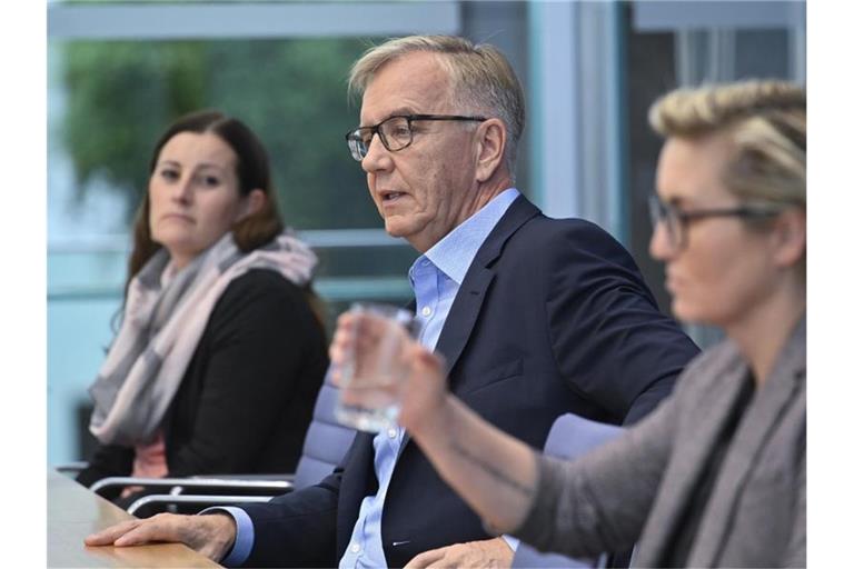 Die Linken-Spitzenkandidaten Janine Wissler (l-r) und Dietmar Bartsch müssen zusammen mit der Co-Parteivorsitzenden Susanne Hennig-Wellsow das schlechte Abschneiden der Linken aufarbeiten. Foto: Bernd Von Jutrczenka/dpa