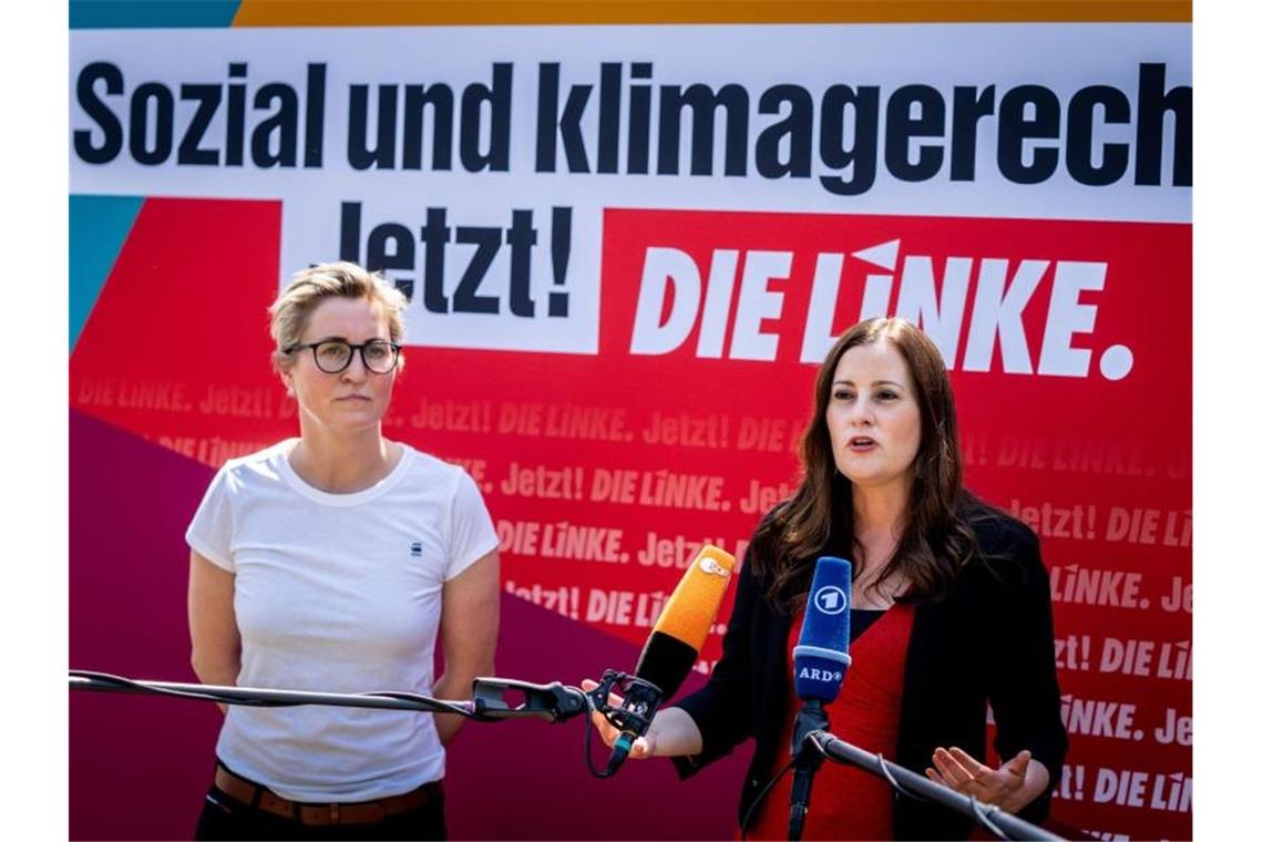 Rotkäppchen und Robin Hood: Linke beschließt Wahlprogramm Die Linken-Vorsitzenden Susanne Hennig-Wellsow (l) und Janine Wissler. Wissler ist zusammen mit Dietmar Bartsch auch Spitzenkandidatin für die Bundestagswahl. Foto: Kay Nietfeld/dpa