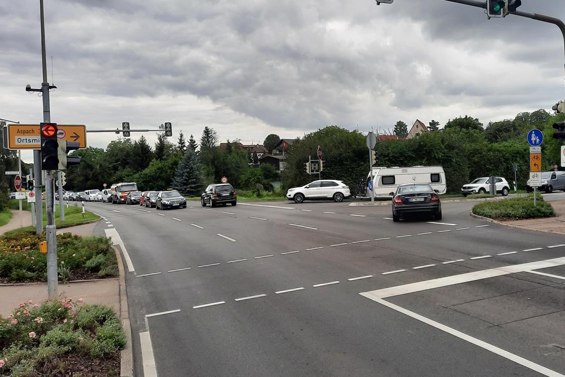 Linksabbieger legen wichtige B-14-Kreuzung lahm Die Linksabbieger in Strümpfelbach finden auf der Abbiegespur keinen Platz und blockieren daher nach hinten hinaus die B14. Die Blechlawine staut sich bis zur Einmündung der Sulzbacher Straße in Backnang und während der Rushhour sogar bis zum Wasserturm.Foto: privat