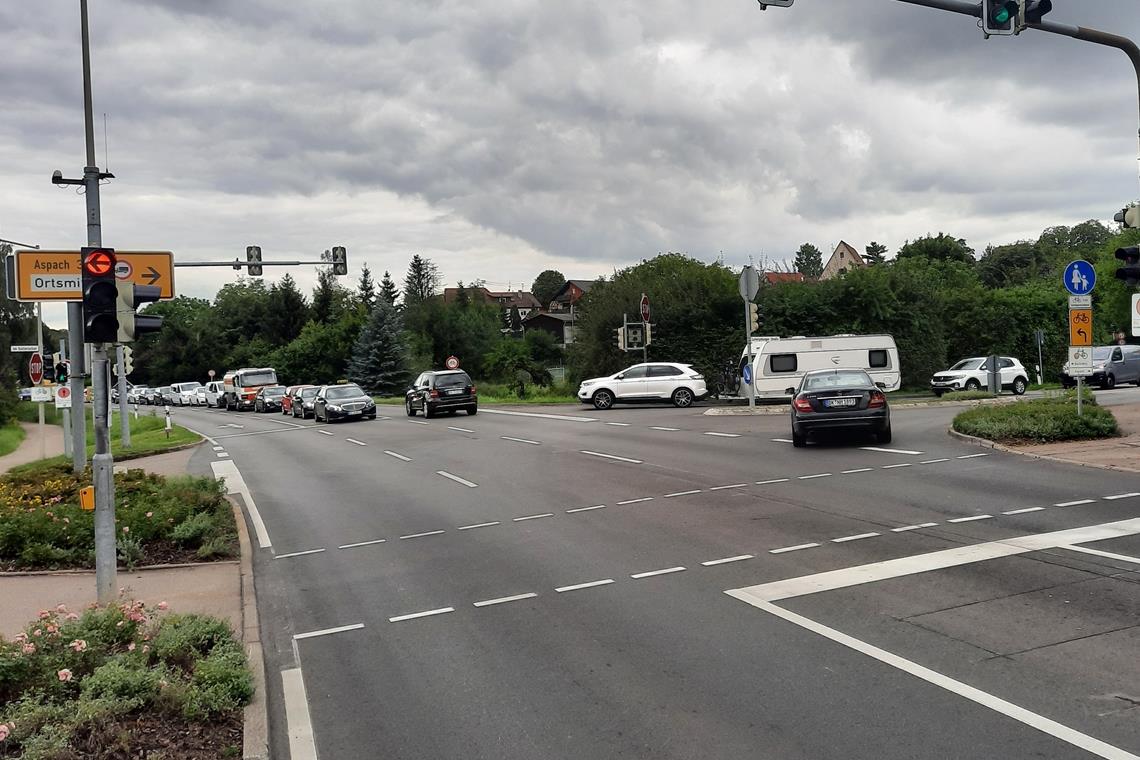 Die Linksabbieger in Strümpfelbach finden auf der Abbiegespur keinen Platz und blockieren daher nach hinten hinaus die B14. Die Blechlawine staut sich bis zur Einmündung der Sulzbacher Straße in Backnang und während der Rushhour sogar bis zum Wasserturm.Foto: privat