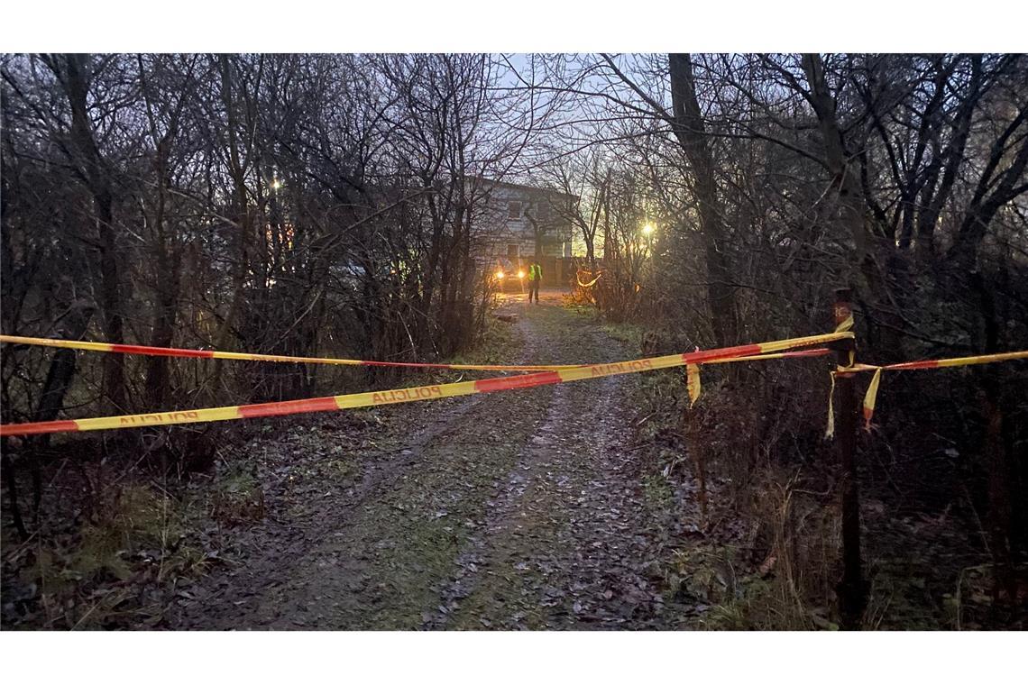 Flugzeugabsturz in Litauen: Alle Trümmerteile geborgen Die litauische Polizei sperrt die Straße, während Ermittler und Einsatzkräfte an der Absturzstelle arbeiten.