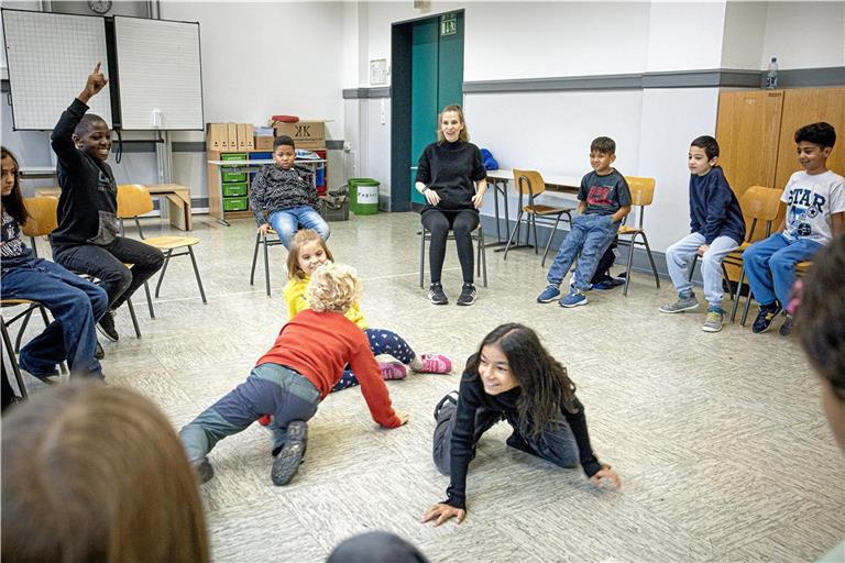 Die Literatour Backnang möchte die Liebe zum Lesen fördern. Mit dazu gehört auch das Thema Theater. Mehrere Schulen nahmen die Chance wahr, mit Theaterworkshops zu Beginn des Schuljahrs einen besonderen Akzent zu setzen. In der Schillerschule kam die Idee bestens an. Die Schüler um Theaterpädagogin Sabrina Dannenhauer (Mitte) waren mit großem Engagement dabei. Foto: Alexander Becher