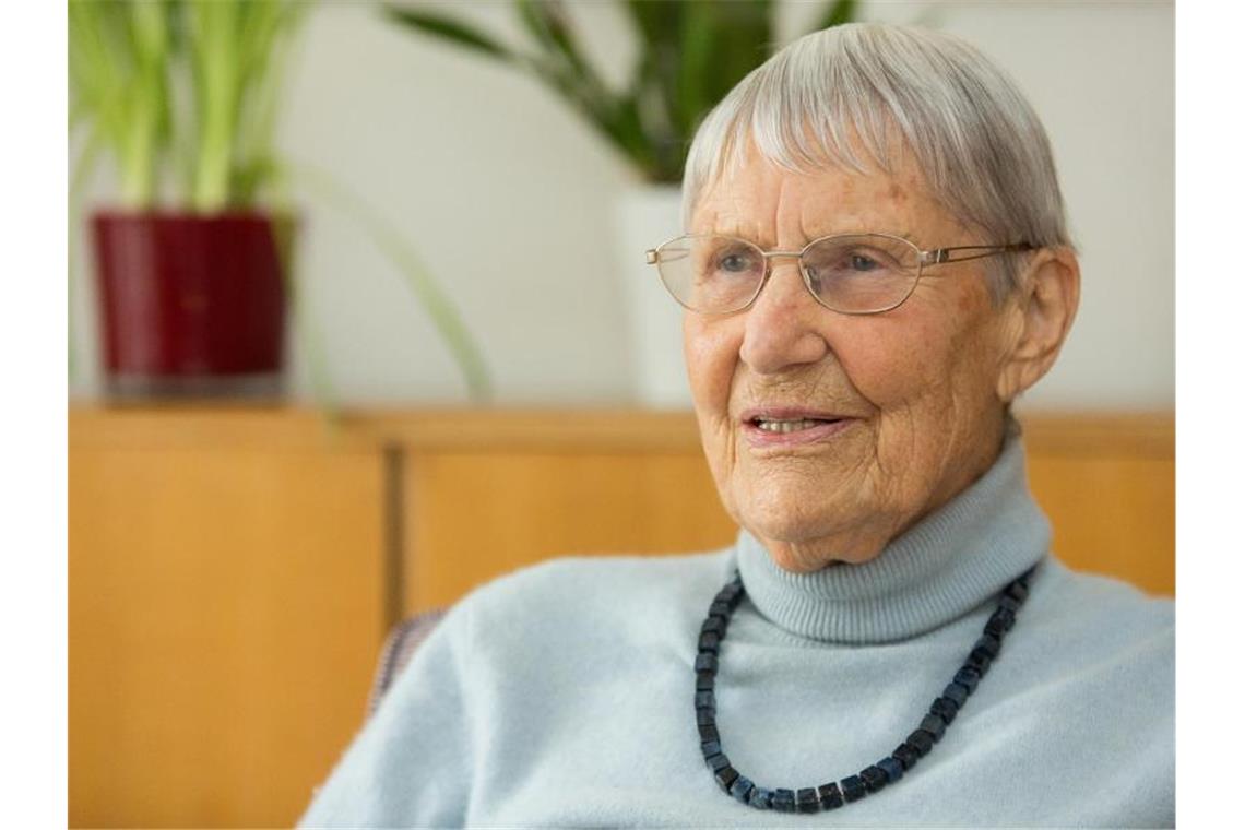 Literaturwissenschaftlerin Inge Jens gestorben Die Literaturwissenschaftlerin Inge Jens, aufgenommen in ihrer Wohnung. Foto: picture alliance / Silas Stein/dpa/Archivbild