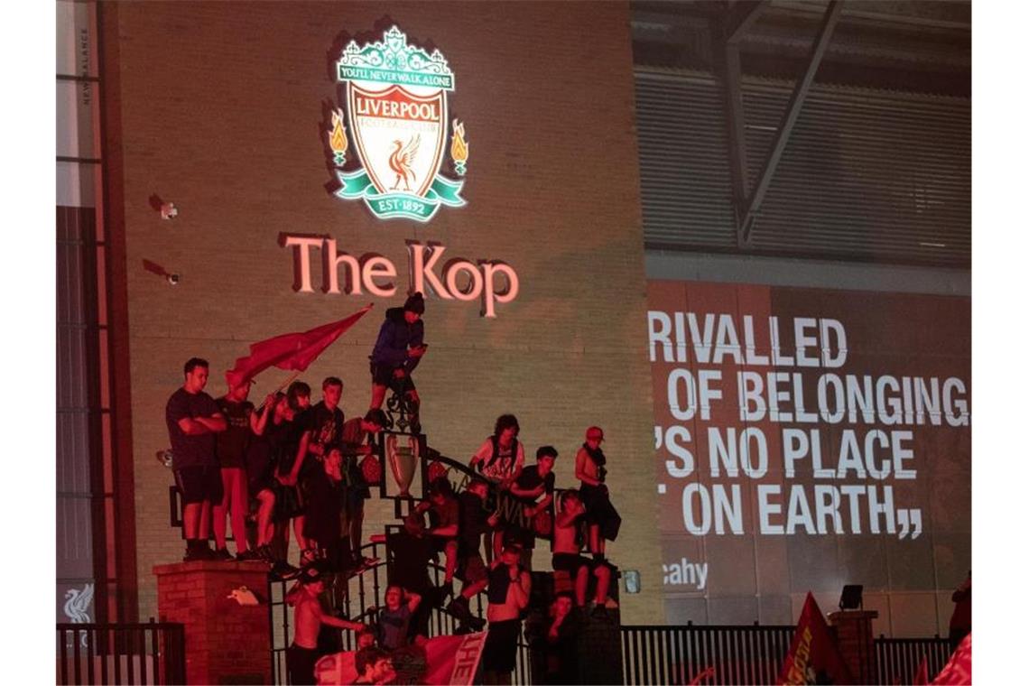 Die Liverpool-Fans feiern die Meiserschaft. Foto: Peter Byrne/PA Wire/dpa