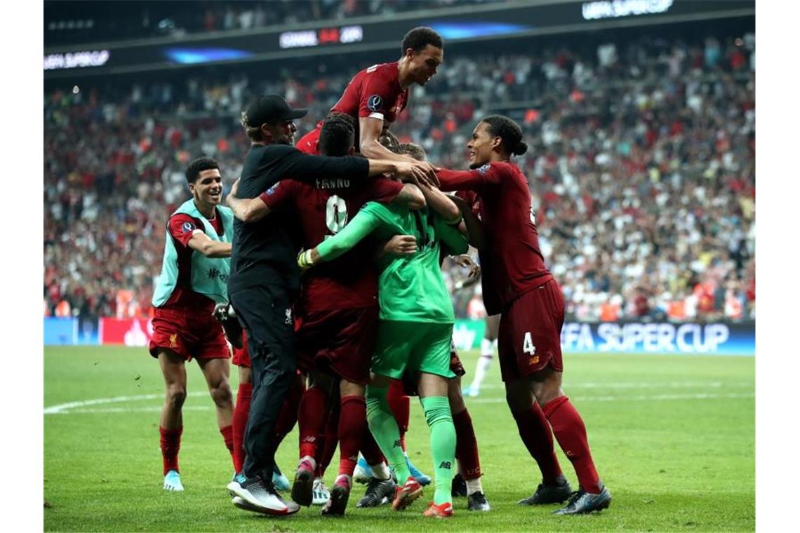 Klopp triumphiert mit Liverpool in Istanbul gegen Chelsea Die Liverpool-Spieler feiern den Supercup-Sieg gegen Chelsea. Foto: Nick Potts/PA Wire