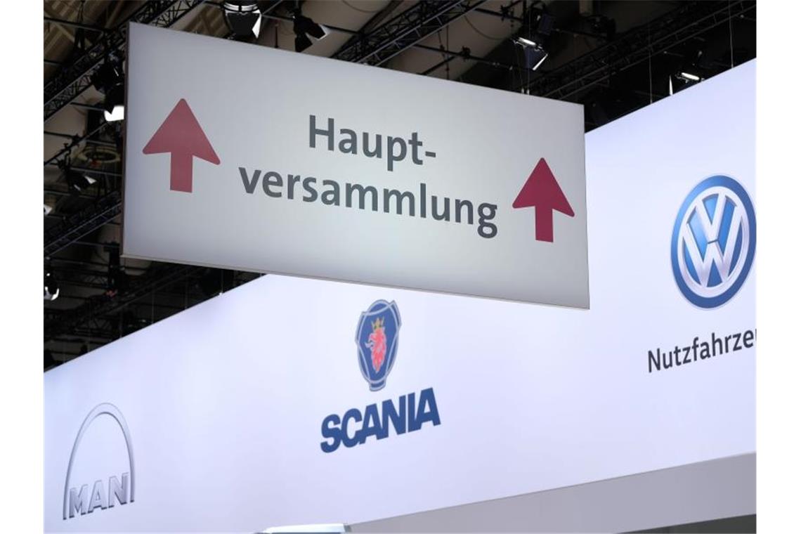 VW-Aktionäre nehmen sich Konzern vor Die LKW-Sparte von Volkswagen präsentiert sich: Logos von MAN, Scania bei der Hauptversammlung in Berlin. Foto: Peter Steffen