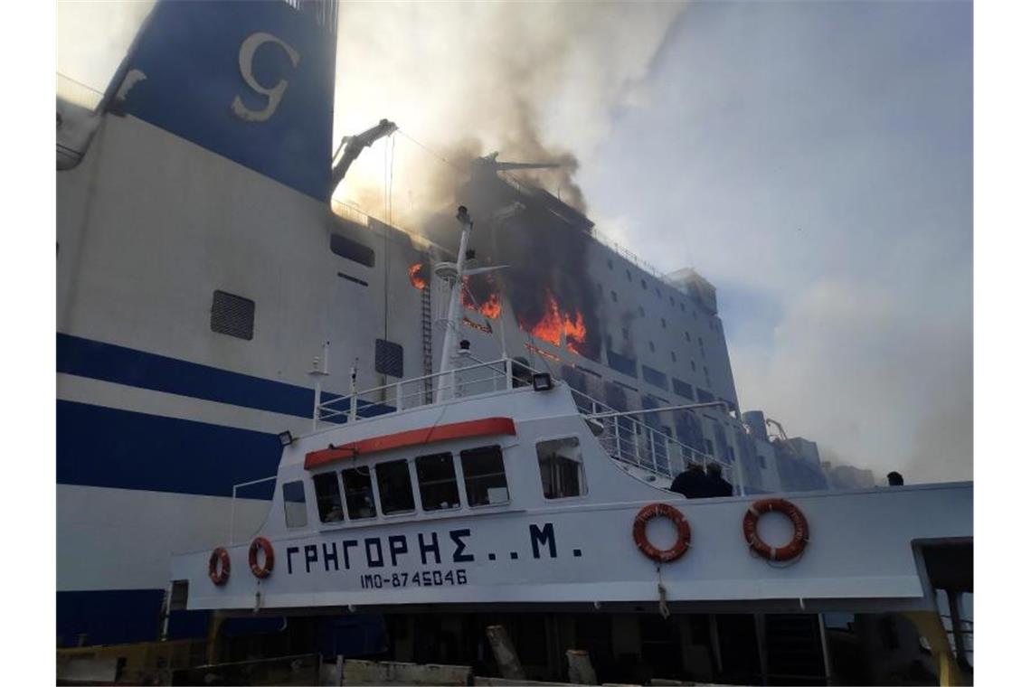 Die Löscharbeiten auf der brennenden Fähre vor der Insel Korfu gehen weiter: Es gibt noch einige kleinere Brandherde. Foto: Uncredited/Hellenic Fire Service/AP/dpa