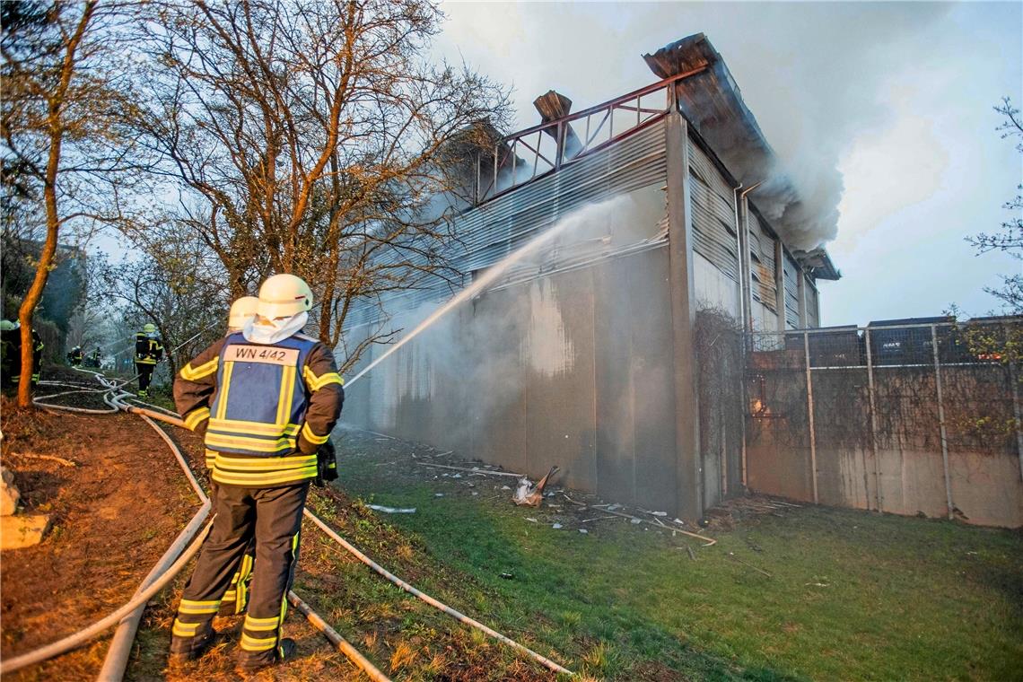 Großbrand einer Lagerhalle in Waiblingen Die Löscharbeiten dauern an.