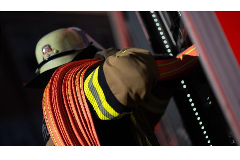 Die Löscharbeiten der Feuerwehr in Königsbronn dauerten knapp sechs Stunden. (Symbolfoto)