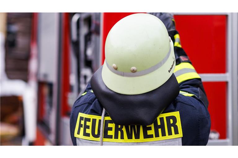 Die Löscharbeiten in Mannheim dauern am Nachmittag an (Symbolfoto).