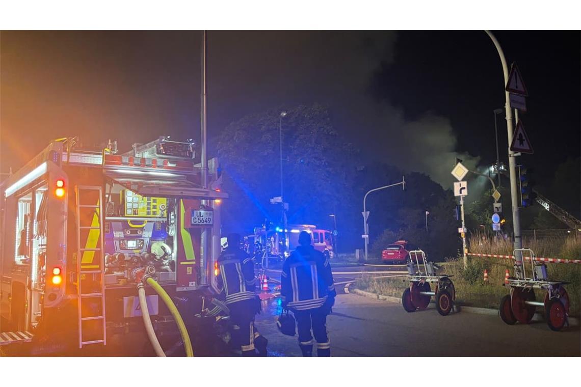 Die Löscharbeiten laufen: Ein ehemaliges Magirus-Gebäude steht in Flammen.