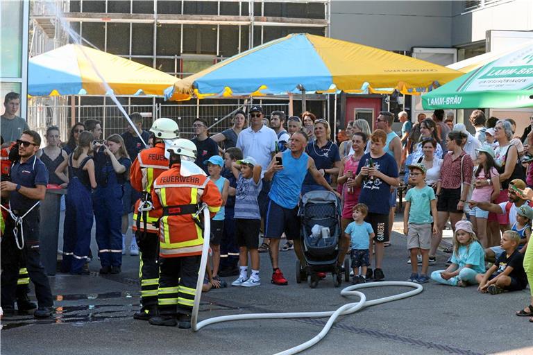 Die Löschübungen der Feuerwehr stoßen auf großes Interesse bei den Zuschauern.