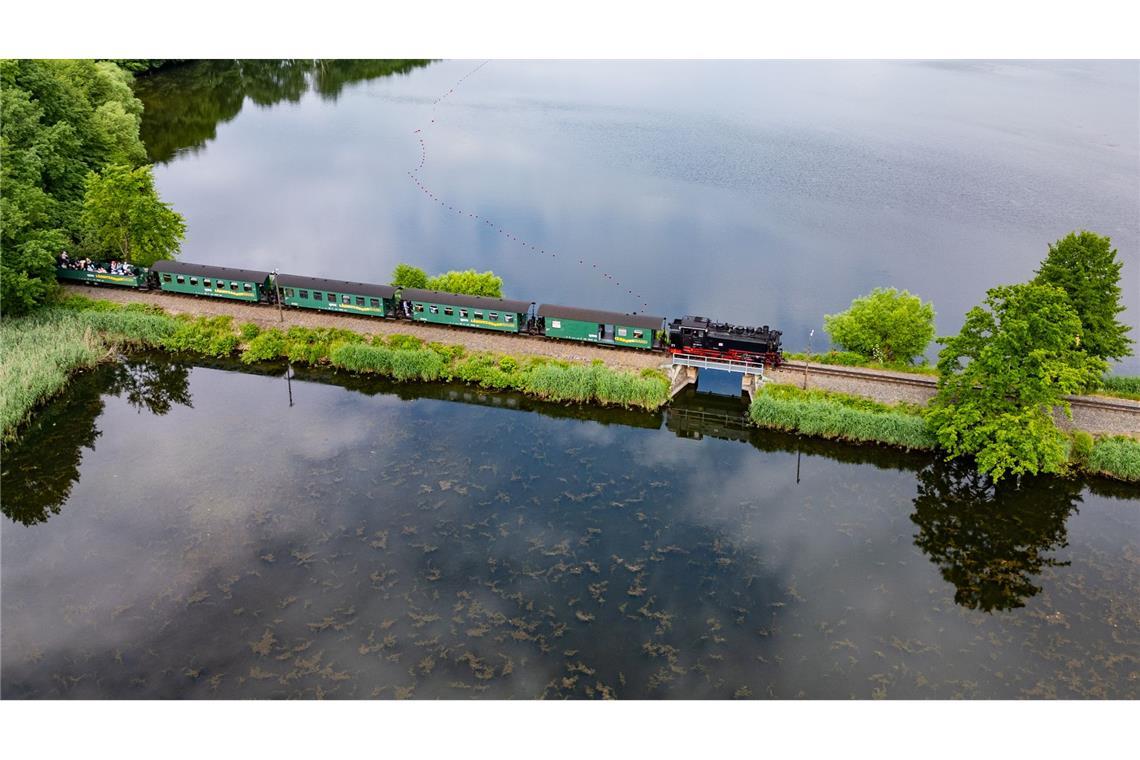 Bilder des Tages Die Lößnitzgrundbahn fährt zwischen den Dippelsdorfer Teichen auf einem Bahndamm entlang (Luftaufnahme mit einer Drohne).