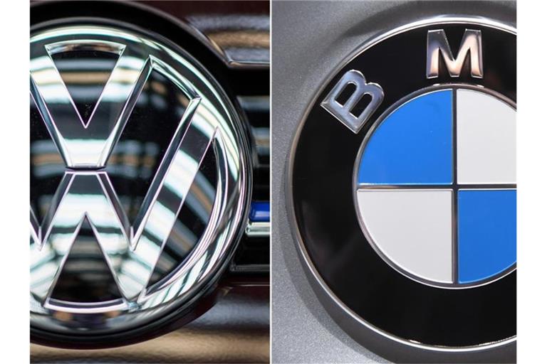 Die Logos der Automobilhersteller VW und BMW. Die EU-Kommission hat gegen die beiden deutschen Autobauer Wettbewerbsstrafen in dreistelliger Millionenhöhe verhängt. Foto: Monika Skolimowska/Uli Deck/ZB/dpa/dpa