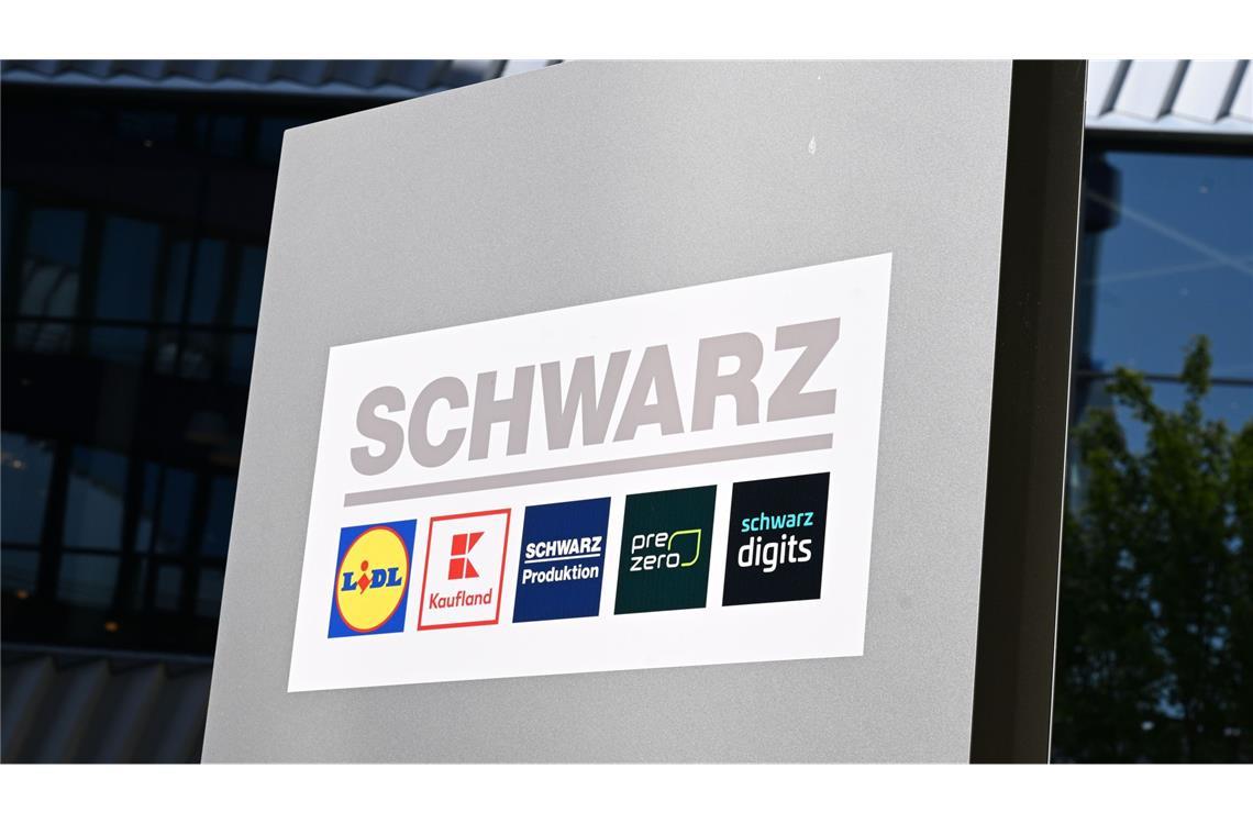 Die Logos der zur Schwarz-Gruppe gehörenden Unternehmen am Firmensitz in Necksulm.