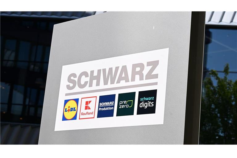 Die Logos der zur Schwarz-Gruppe gehörenden Unternehmen am Firmensitz in Necksulm.