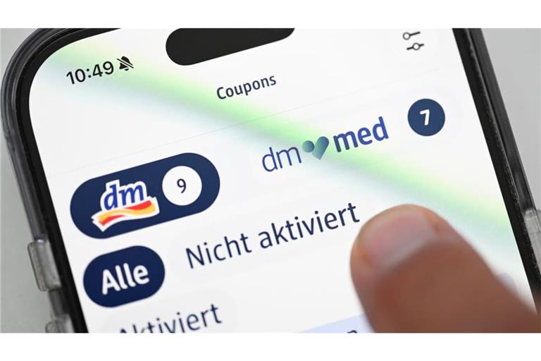 Die Logos von dm und der Online-Apotheke dm-med erscheinen im Bereich «Coupons» der dm-App auf einem Smartphone (Symbolfoto).