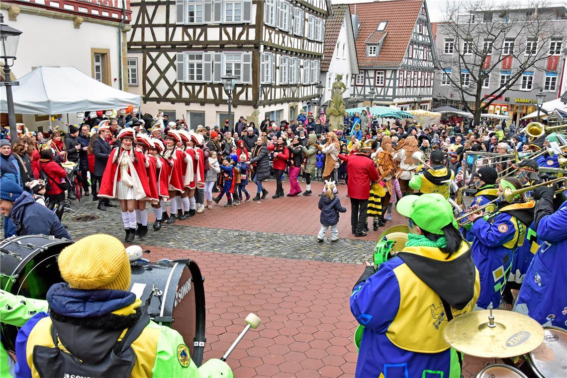 Die Lohkäs-Trampler des Backnanger Karnevals-Club e.V. spielen beim närrischen T...