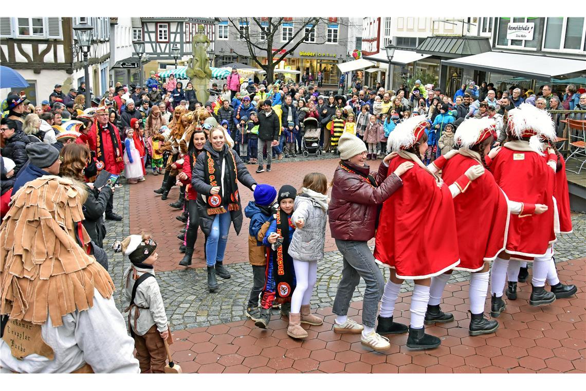 Die Lohkäs-Trampler des Backnanger Karnevals-Club e.V. spielen beim närrischen T...