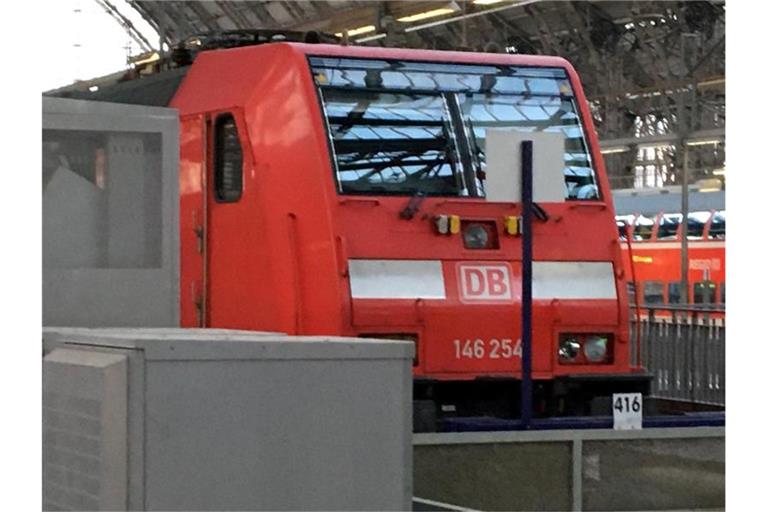 Die Lok des Regionalexpresses steht an dem Prellbock, auf den sie zuvor im Hauptbahnhof aufgefahren war. Foto: Frm/dpa