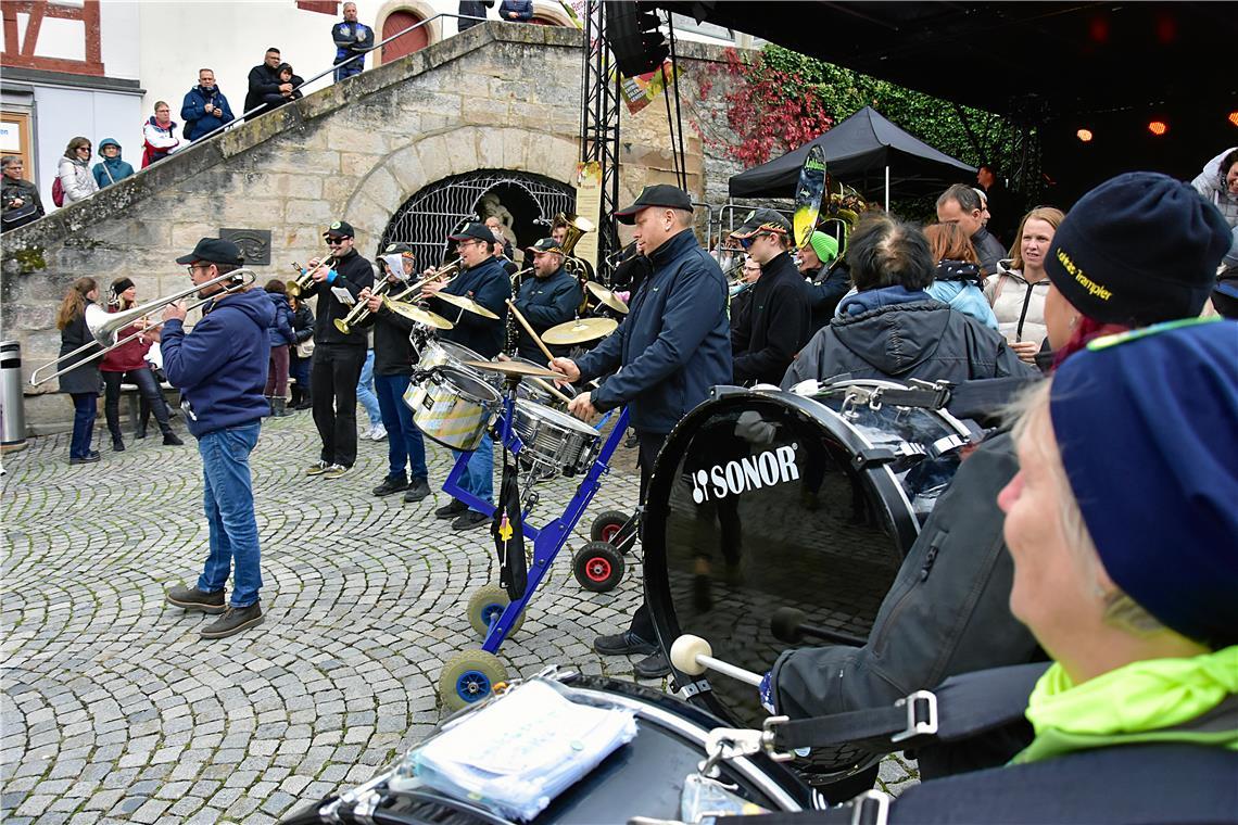 Die Lokäs-Trampler spielen auf.  Backnanger Gänsemarkt 2025. SK